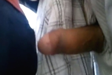 Смело достал член в автобусе и потёрся о жопу какой-то девушки