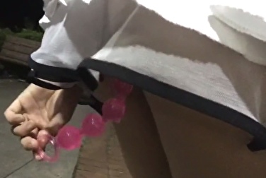 Подсмотрел, как азиатка вытаскивает из попки анальные бусы