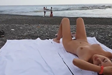 Бесстыжая красотка загорает на пляже абсолютно голая