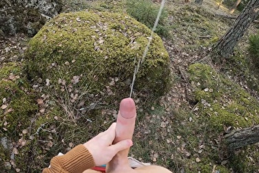 Вокруг ходят люди, а парень достал длинный член и дрочит