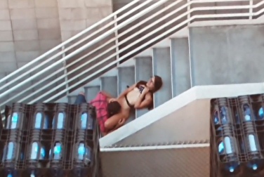 Пару застукали за оральными ласками и сняли на камеру