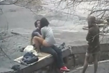 Парни засняли на скрытую камеру как пара трахается во дворе