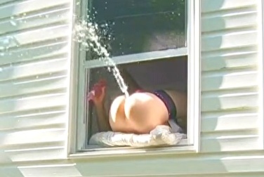 Сквиртанула струёй из окна после мастурбации с дилдо